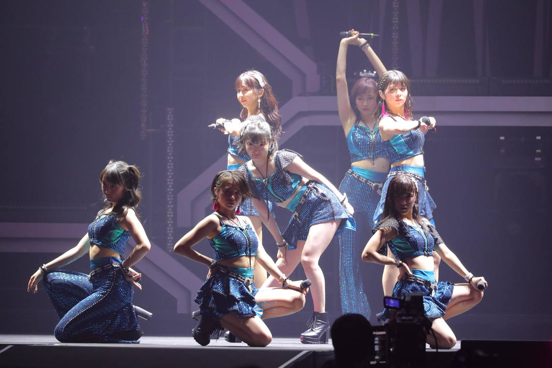 juice=juice performing together at their 2019 concert 'juicefull!!!!!!!'. they're wearing the blue outfits