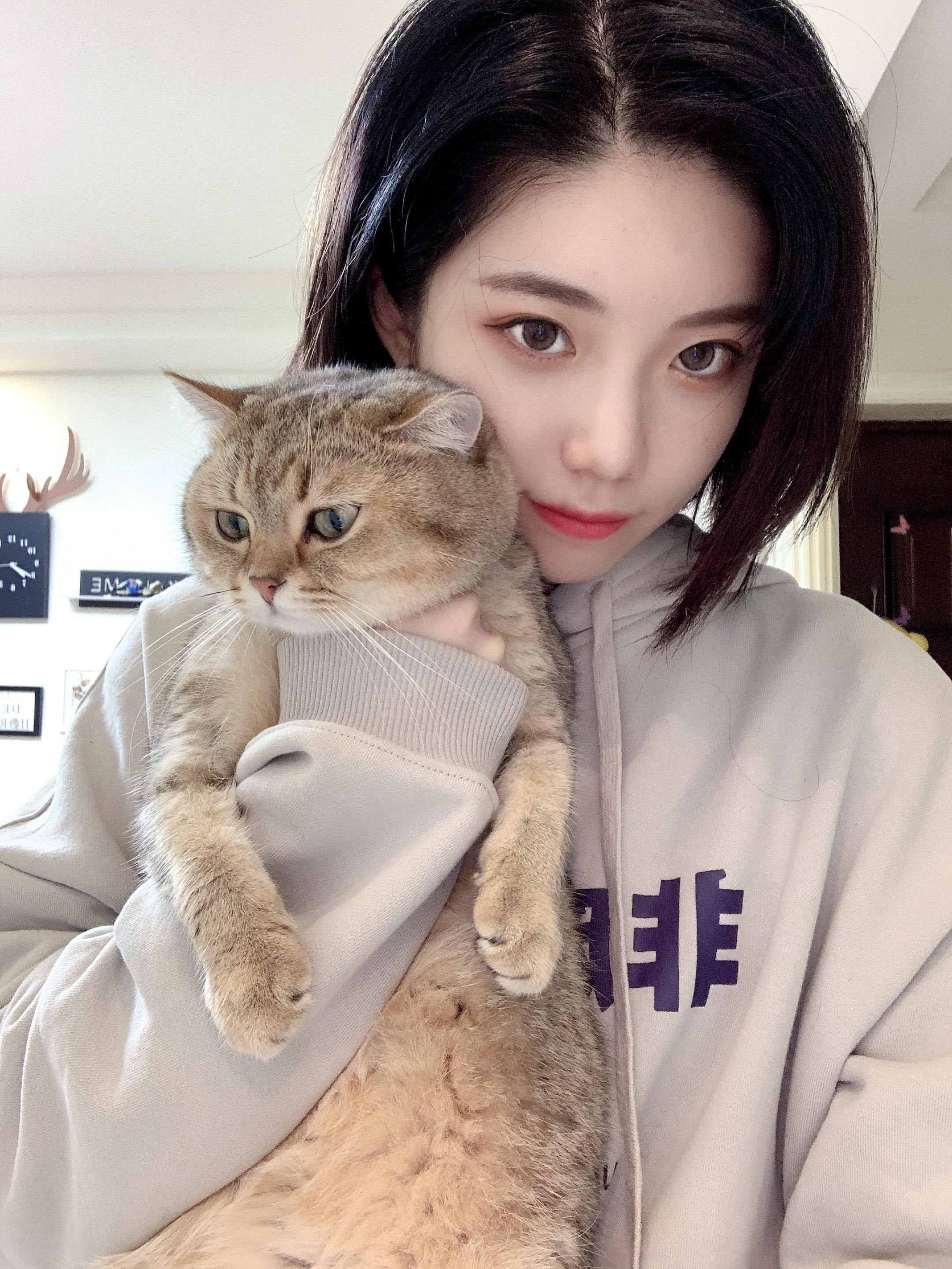 selfie of smy holding her cat